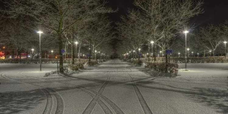 winter months, light bulb, incandescent bulbs, brighter lighting, ambient temperature, led lighting performs, cold temperatures, heat sinks, led bulbs, fluorescent light, advantages of led lighting, light output, led lighting in cold, energy efficiency, outdoor lighting, work in cold weather, operating temperature, cold weather conditions, require heat to turn